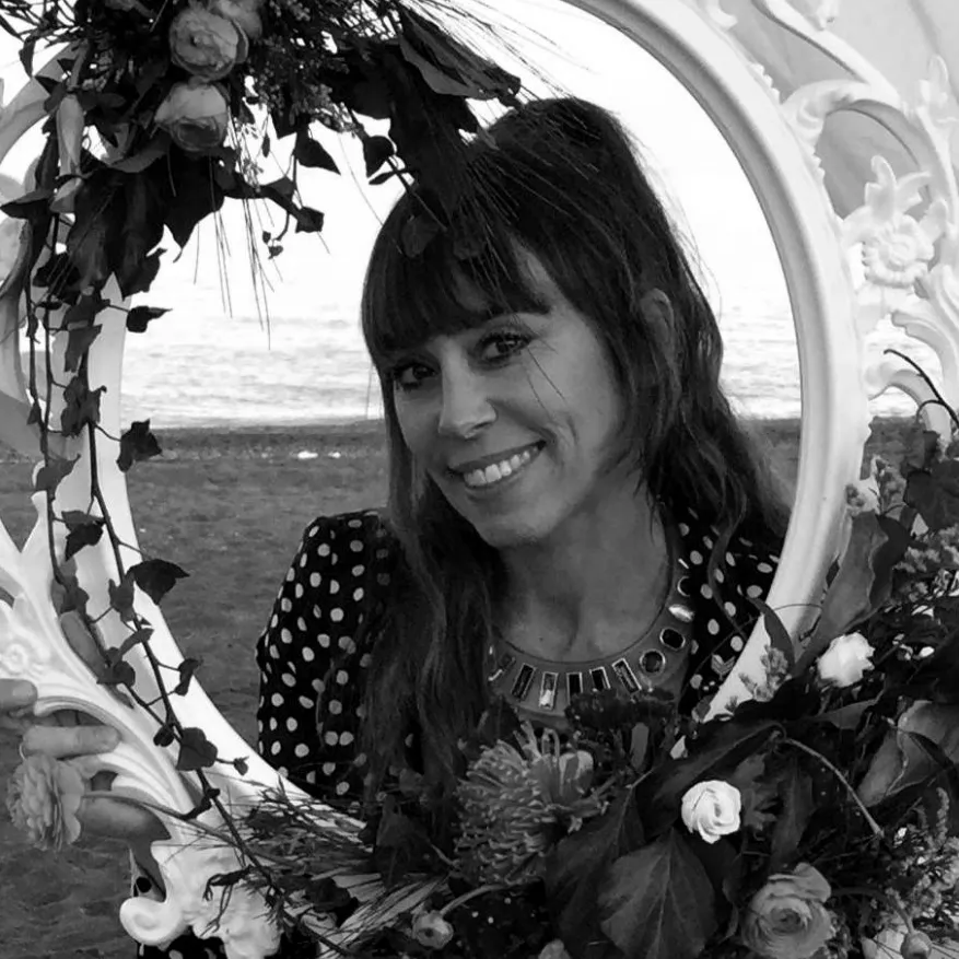 Ruth Muñoz, retrato en blanco y negro junto al mar